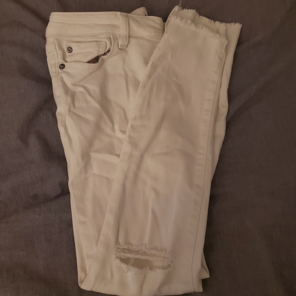 WHITE RIPPED JEANS